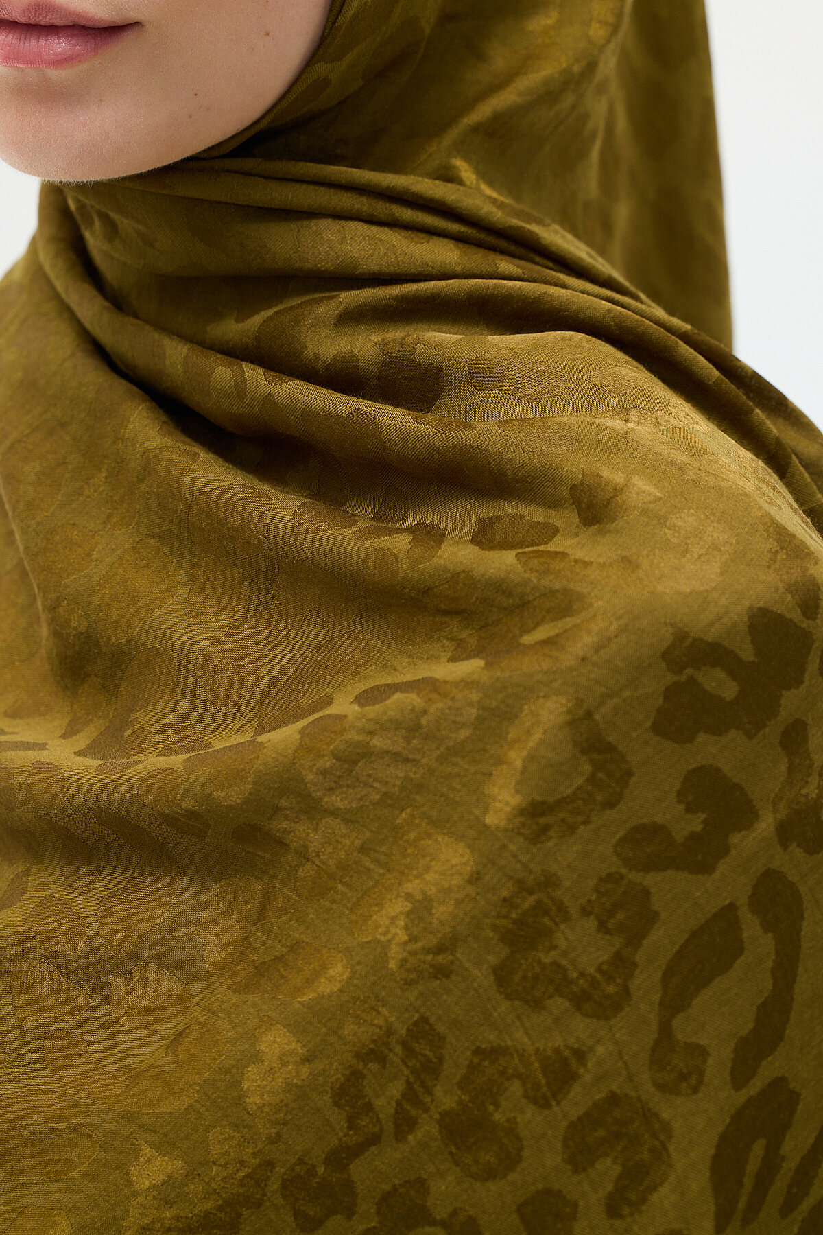 İtalyan Jakar Şal Leopar Desen - Yağ Yeşili - Camellia Scarfs (1)