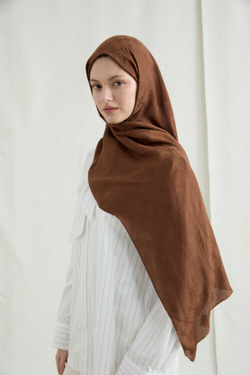 İtalyan Jakar Şal Monogram Desen - Sıcak Kahve - Camellia Scarfs (1)